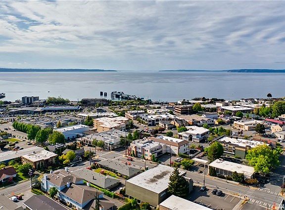 Great HOA! Monthly dues cover earthquake insurance, common area maintenance, pest control, garbage/recycling and water/sewer.