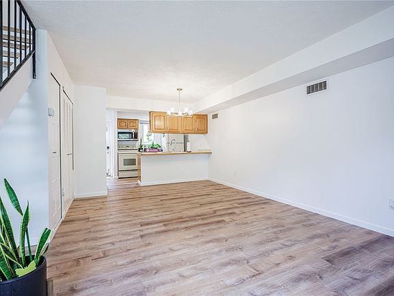 5th image of 678 Eastbrooke Ln