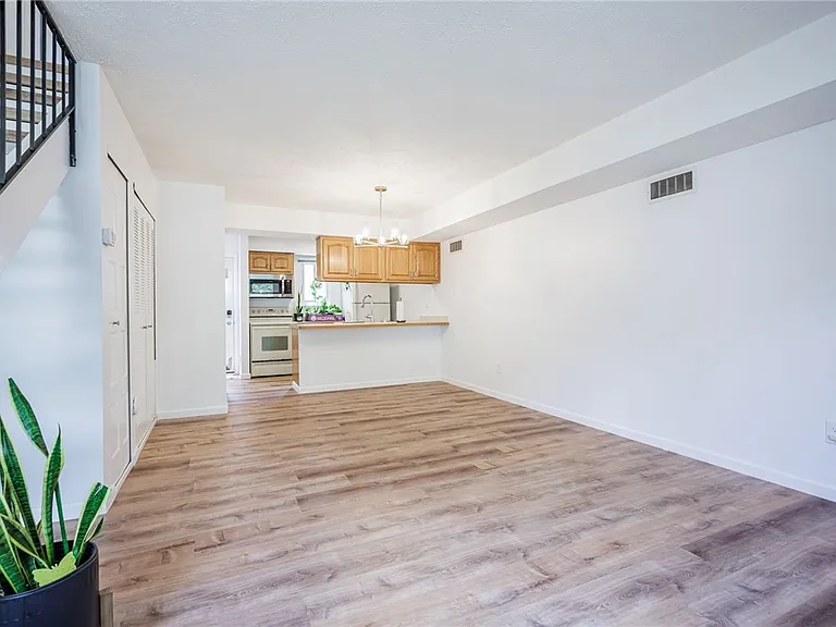 678 Eastbrooke Ln — Photo 5