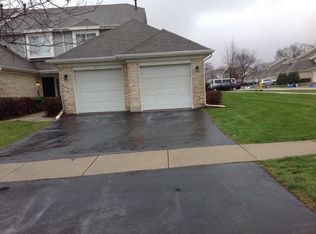 415 Lakeview Cir, Bolingbrook, IL 60440
