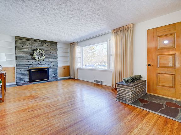 3rd image of 9 E Crest Dr