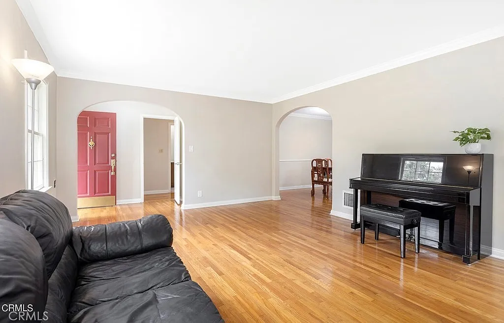 3 bed, 2102 sqft, $6,100 — Photo 3