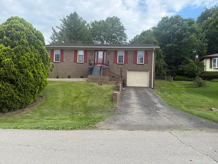 108 Deepwood Dr — Photo 1