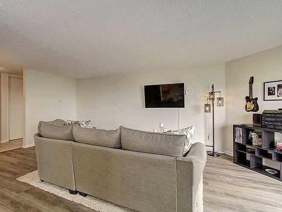 4th image of 5565 E Evergreen Blvd