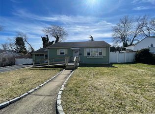 69 Macon St, Lindenhurst, NY 11757