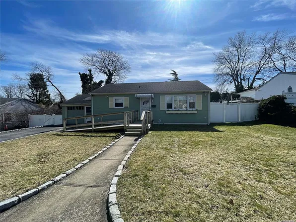 69 Macon Street, Lindenhurst, NY 11757