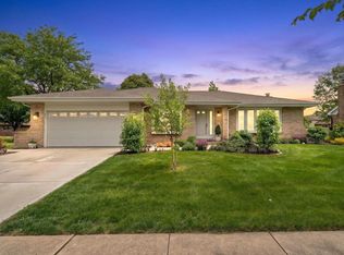 8129 Middlebury Ave, Woodridge, IL 60517