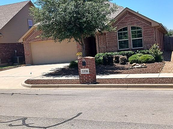 2nd image of 1316 Lauren Ln