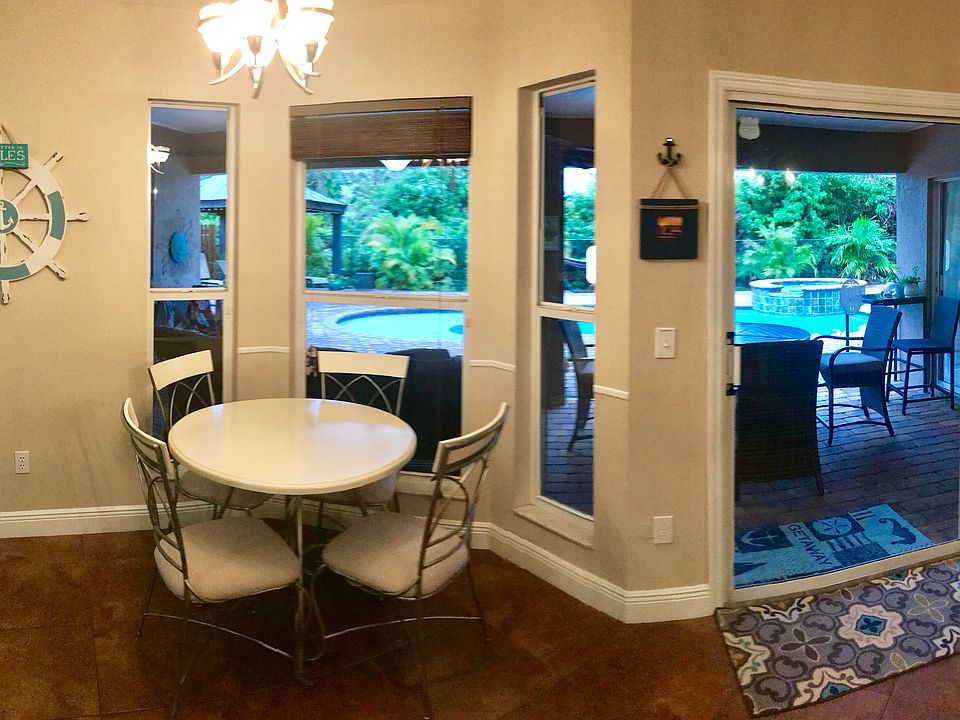  Breakfast nook