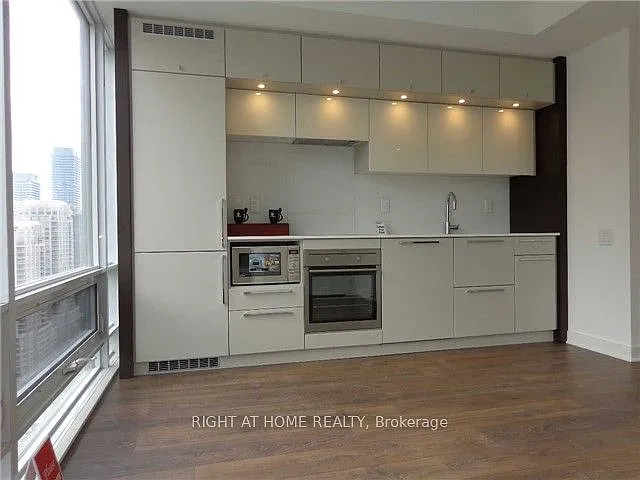 15 Grenville St #2604 — Photo 9
