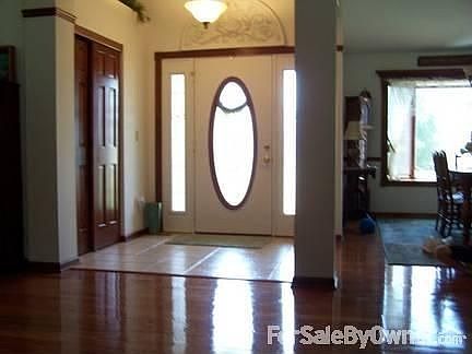 Entryway : Opens to great room & dining room