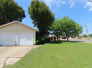 1208 Parkwood Ct, Moore, OK 73160