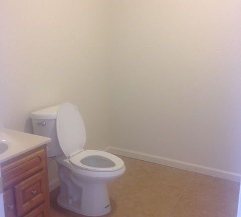 4th image of 423 Bartlett Ave APT 01