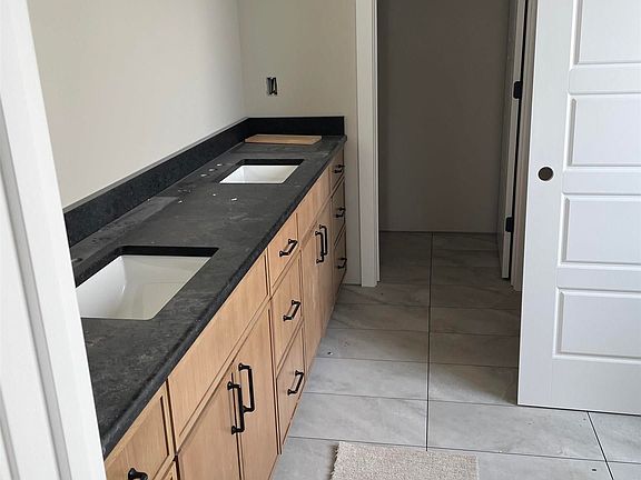 4th image of 640 Full Moon Way