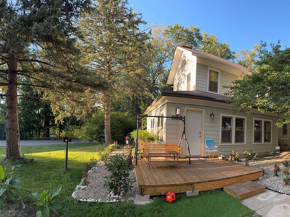 This is the main house, it is being rented and the flats are at the back side of the house with its own separate entrance