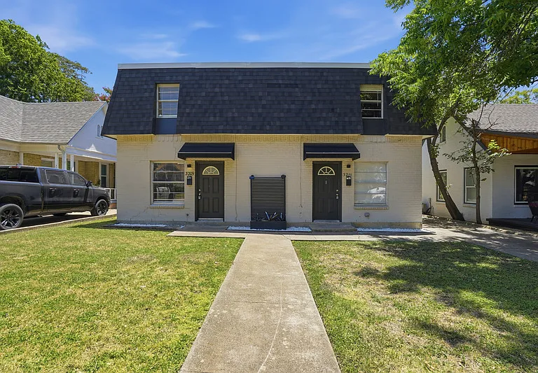 3209 Rogers Ave — Photo 2