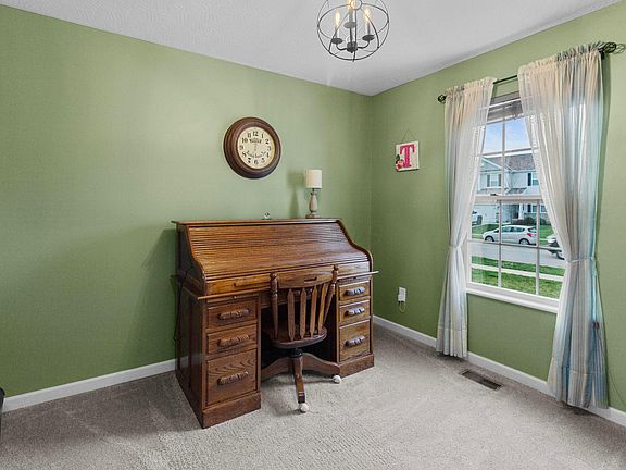 4th image of 159 Chestnut Commons Dr
