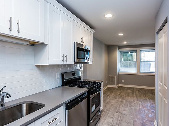 3rd image of 1617 N Maplewood Ave #1F