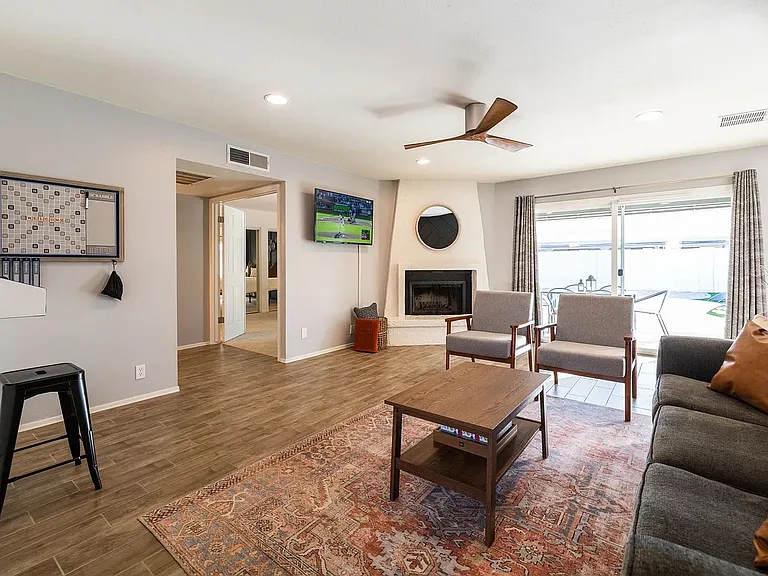 709 W Vaughn St — Photo 4