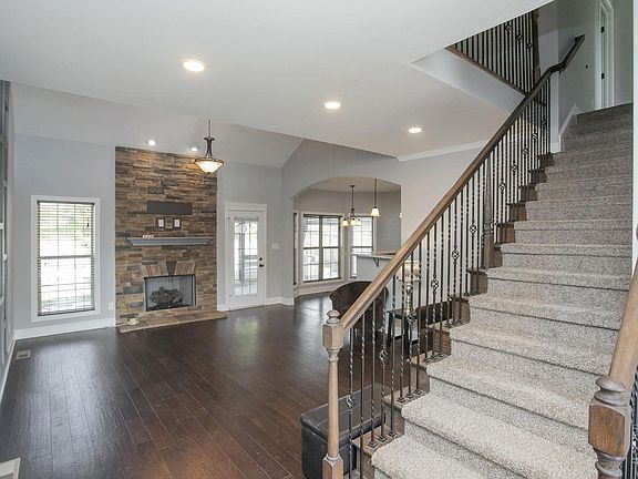 4th image of 98 West Dr