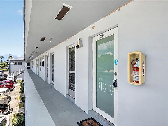 5th image of 300 NE 191st St APT 219