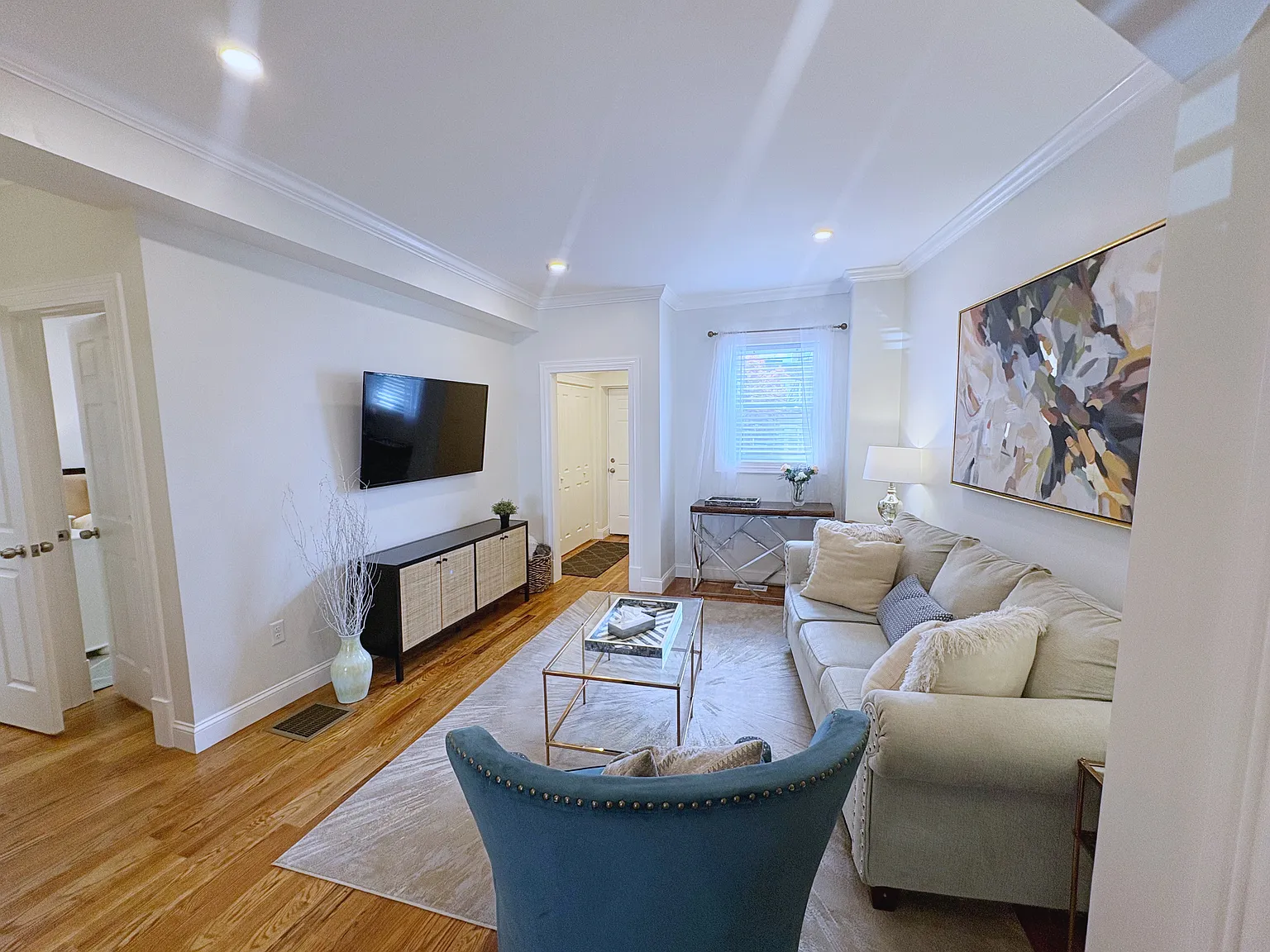 2 bed, 850 sqft, $7,350 — Photo 2