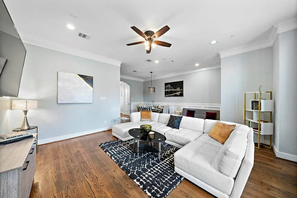 3 bed, 3.5 bath, 2049 sqft, $3,400 — Photo 3