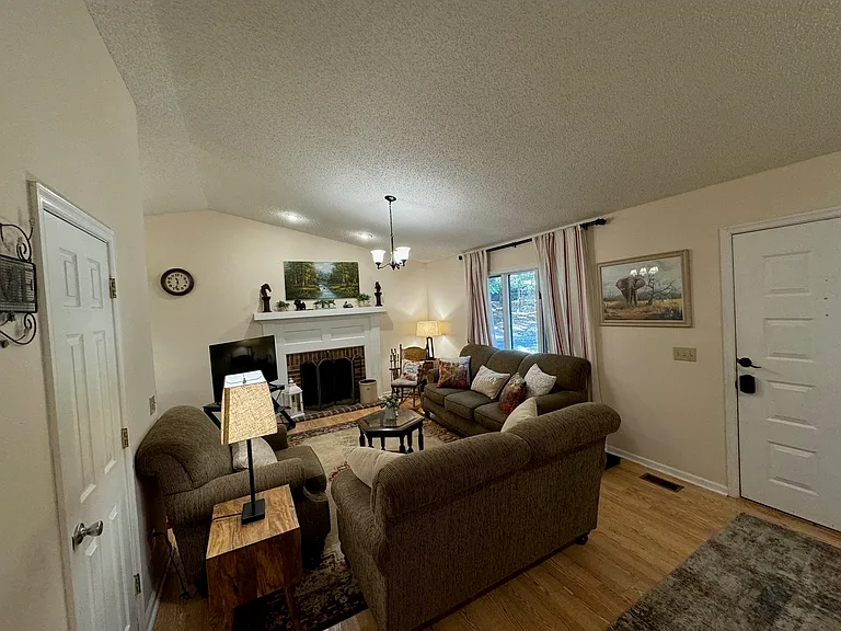135 Inglewood Ct — Photo 5