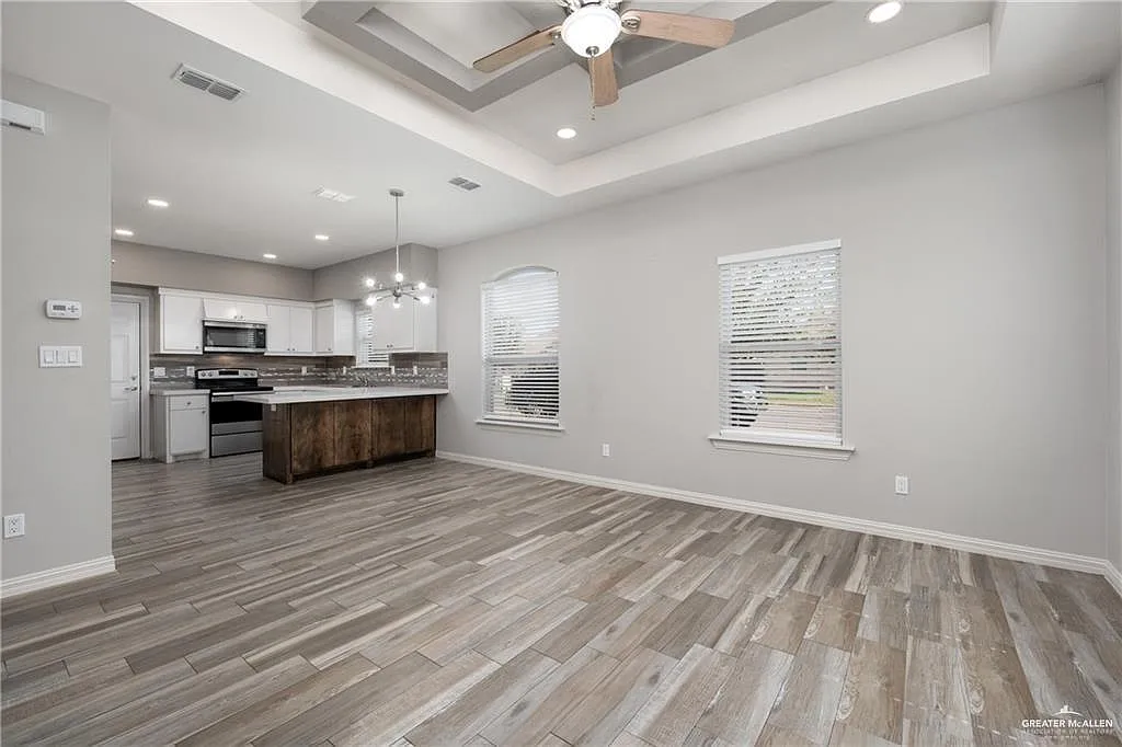 3 bed, 2.0 bath, 1050 sqft, $1,100 — Photo 2