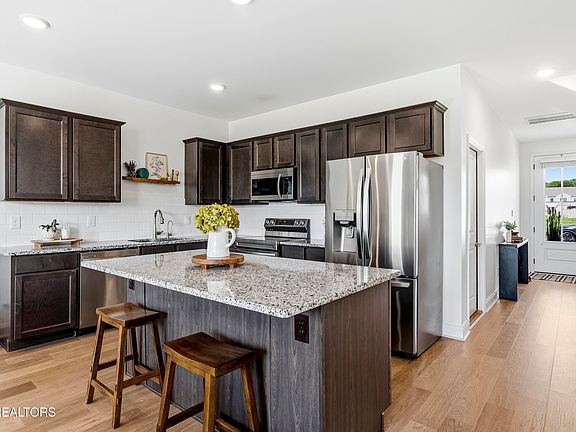 4th image of 392 Judson Way