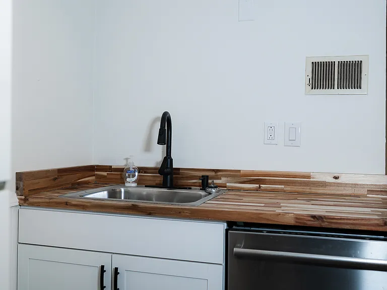 113 Maple Ter #1R — Photo 7