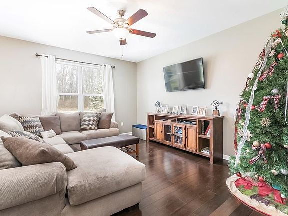 3rd image of 8529 Parkridge Dr