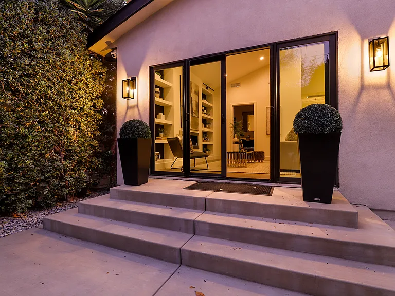 15122 Morrison St — Photo 44