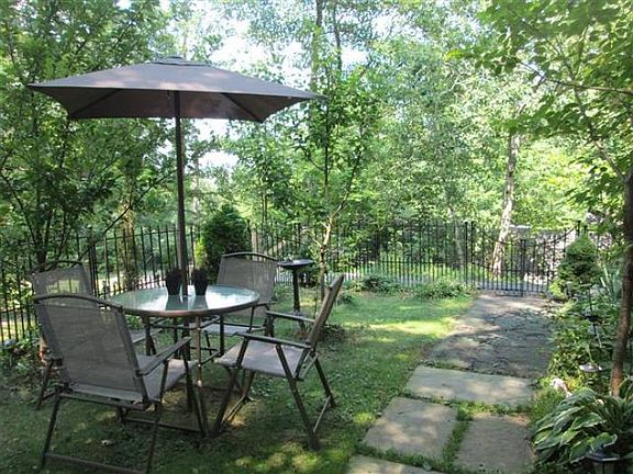 2nd image of 10 Elisabeth Ln