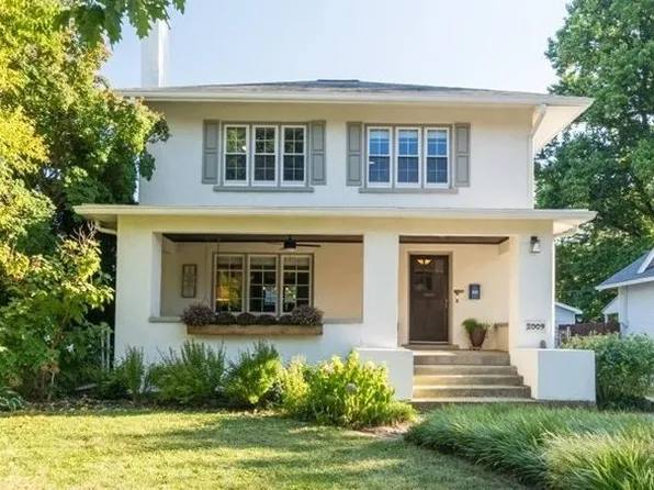 2009 E Taylor St, Bloomington, IL 61701