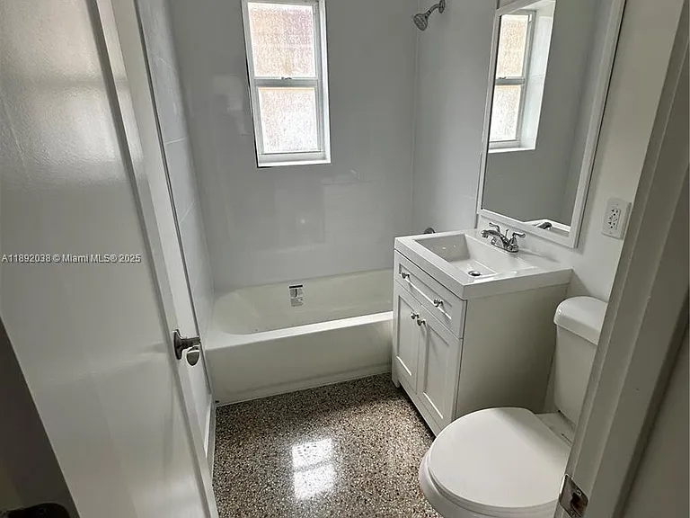 211 SW 18th Ave #2 — Photo 12