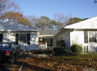 7 Holly Hill Ln, Coram, NY 11727