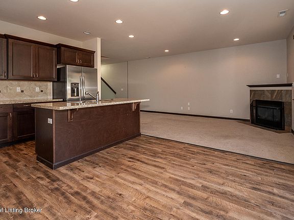5th image of 1075 Elm Ave