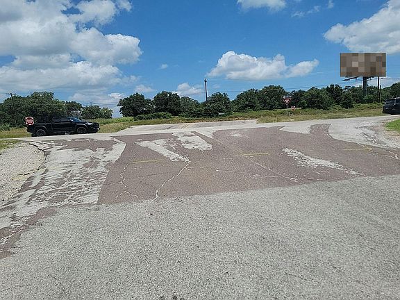 5th image of 100 Live Oak St