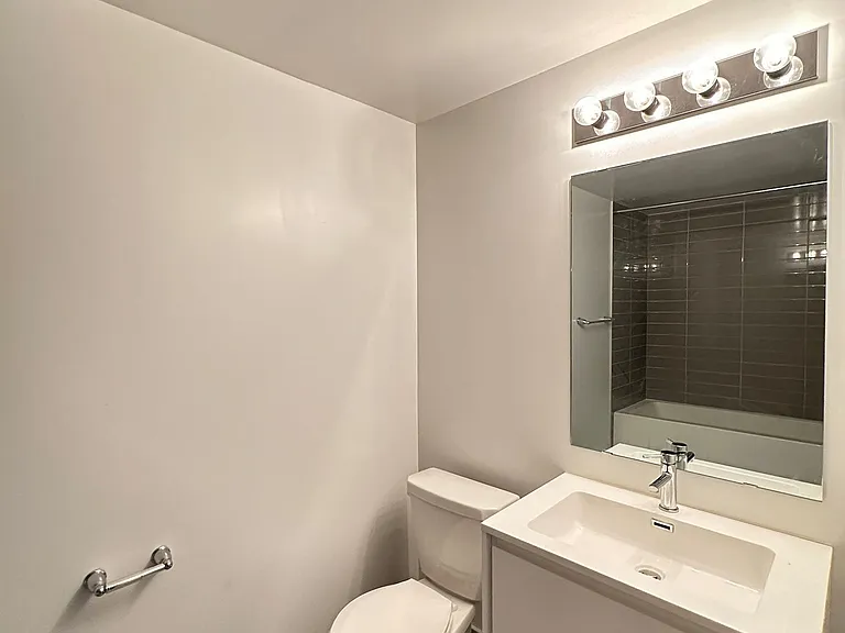 159 Wellesley St E #806 — Photo 10