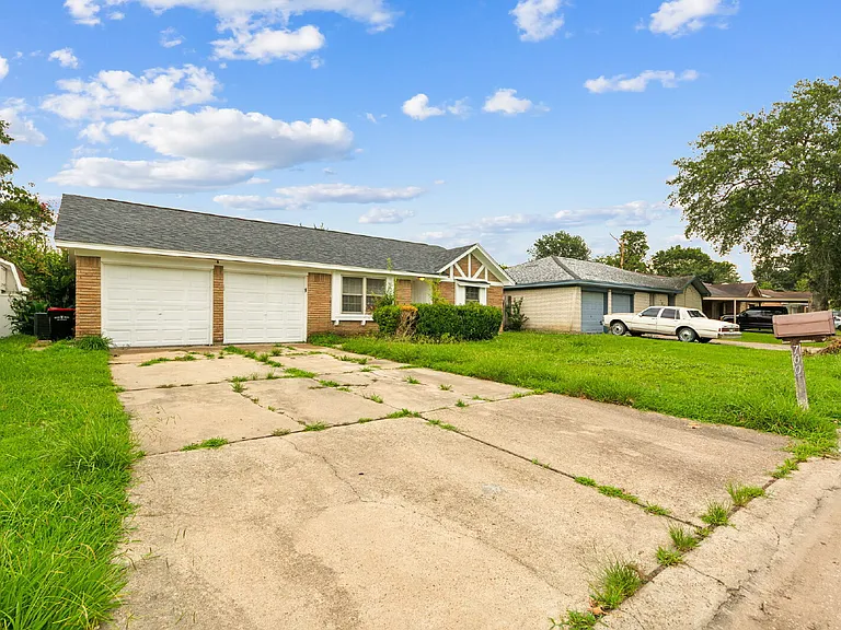 700 Meadowglen Dr — Photo 2