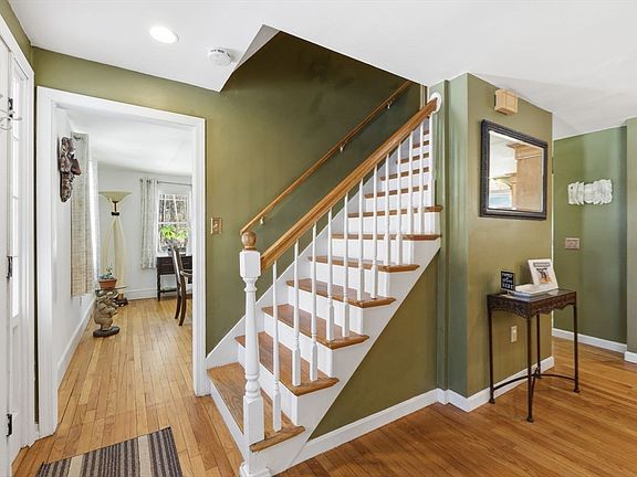 5th image of 13 Woodlawn Dr