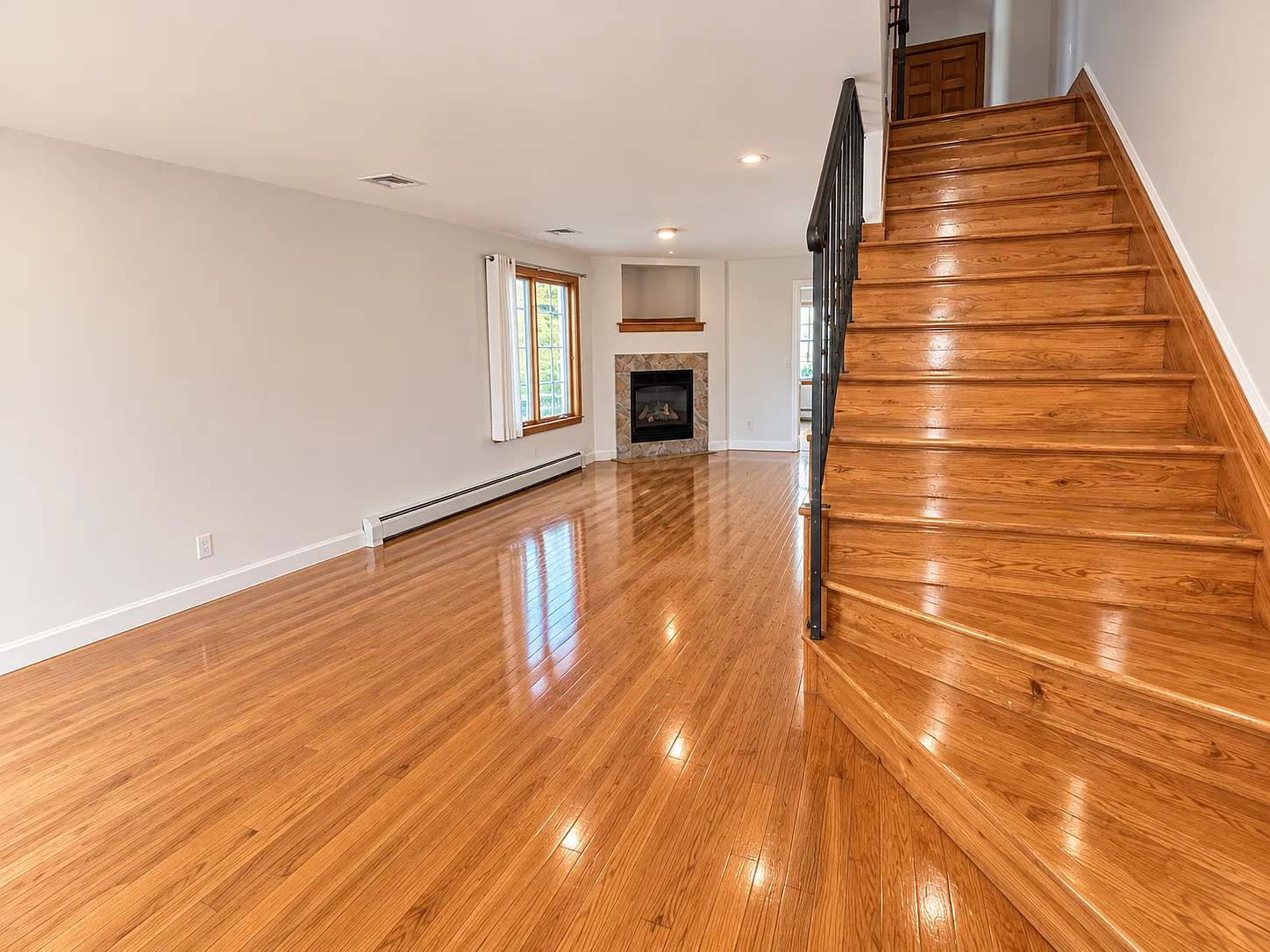 3 bed, 2.5 bath, 1700 sqft, $3,200 — Photo 2