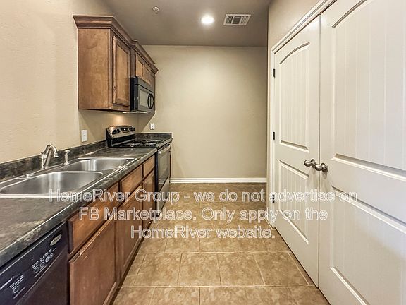 3rd image of 914 SW 92nd St