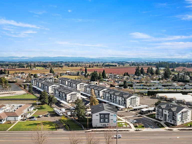 Pacific Valley Apartments — Photo 24