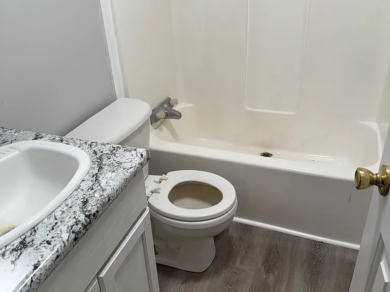 1040 Laurie Ln — Photo 2