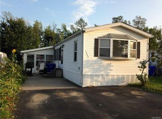 1004 Ridgewood Dr, Lockport, NY 14094