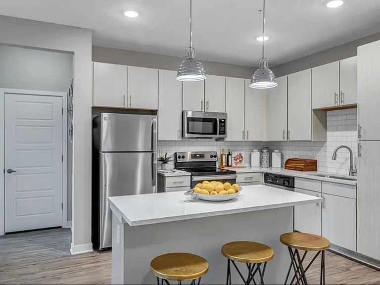 Nexus Brandon Apartments — Photo 6