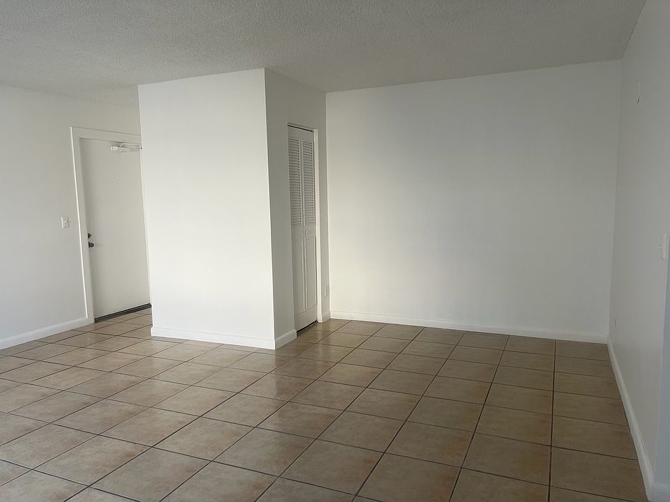 Entrance/ living room