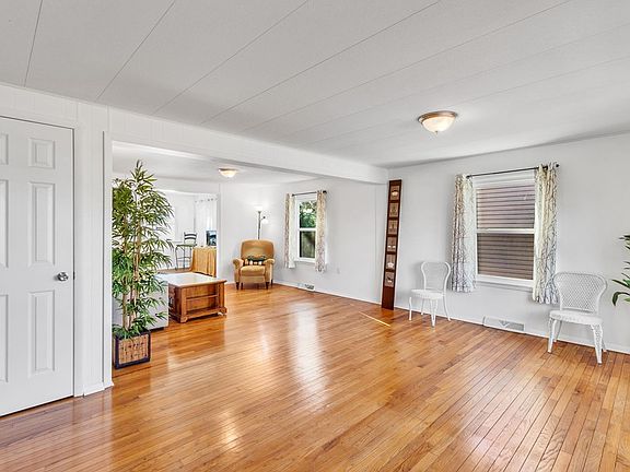 2nd image of 1302 S Glebe Rd